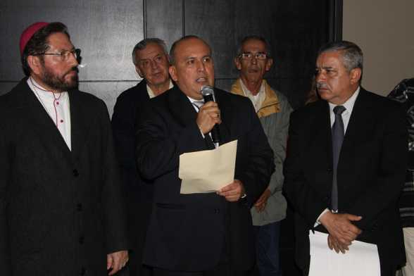 Alberto Yépez Alfonso secretario general, dirige las palabras inaugurales de la casa sindical a invitados y afiliados del SITEV.