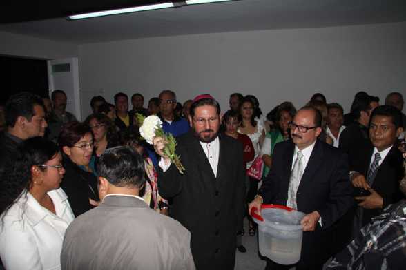El Arzobispo de Xalapa realiza la bendición de la casa sindical del SITEV.